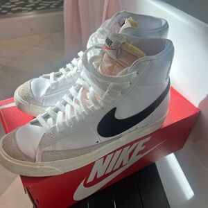 Nike Women’s Blazer Mid 77 shoes